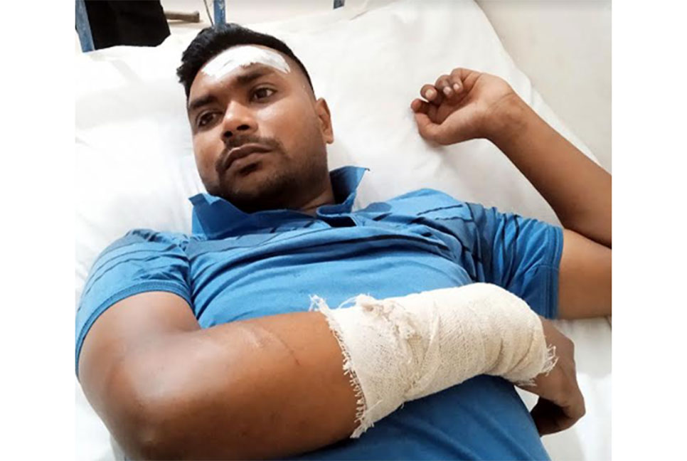 পুলিশ কনস্টেবলকে মারধরের অভিযোগ