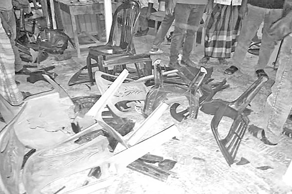 যুবলীগ নেতার নেতৃত্বে ভাঙচুর আওয়ামী লীগ কার্যালয়