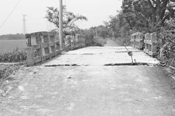 ঝুঁকিপূর্ণ সেতুতে চলাচল