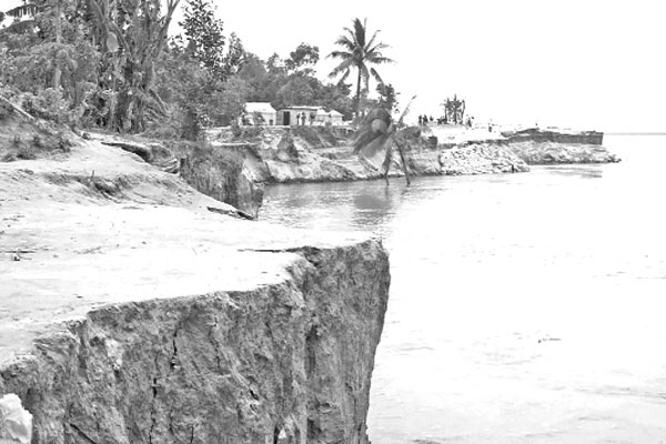 বর্ষার আগেই যমুনায় ভাঙন