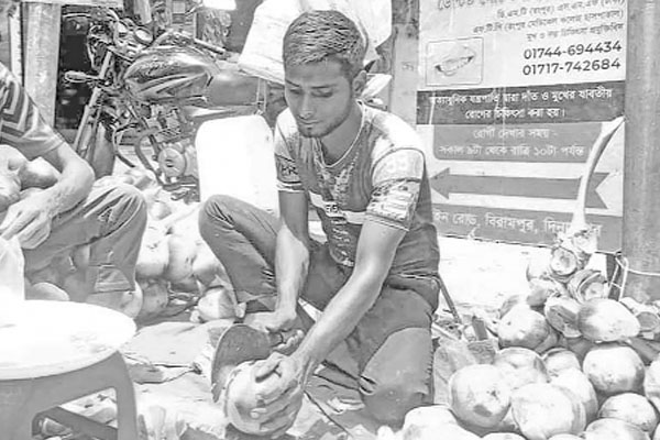 গরমে বেড়েছে তালশাঁস বিক্রি