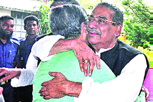 ছোট ভাই খোকনকে বুকে জড়িয়ে ধরলেন হাসানাত আবদুল্লাহ
