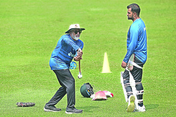 অনুশীলনে এসেই উইকেট দেখলেন হাতুরাসিংহে