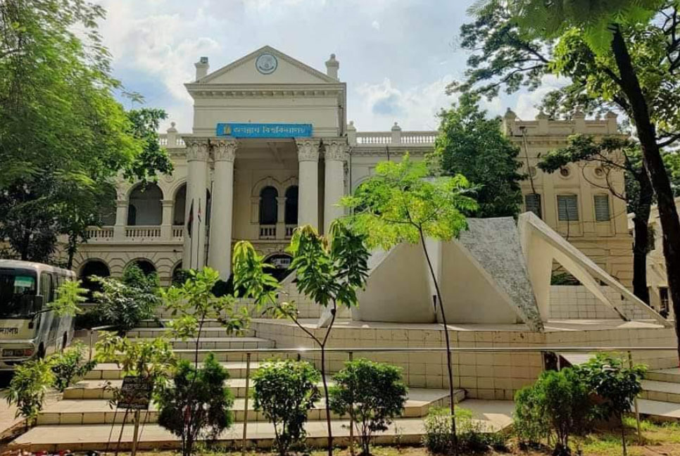 জবি ছাত্রীকে শ্লীলতাহানির ঘটনায় স্থানীয় যুবক আটক

