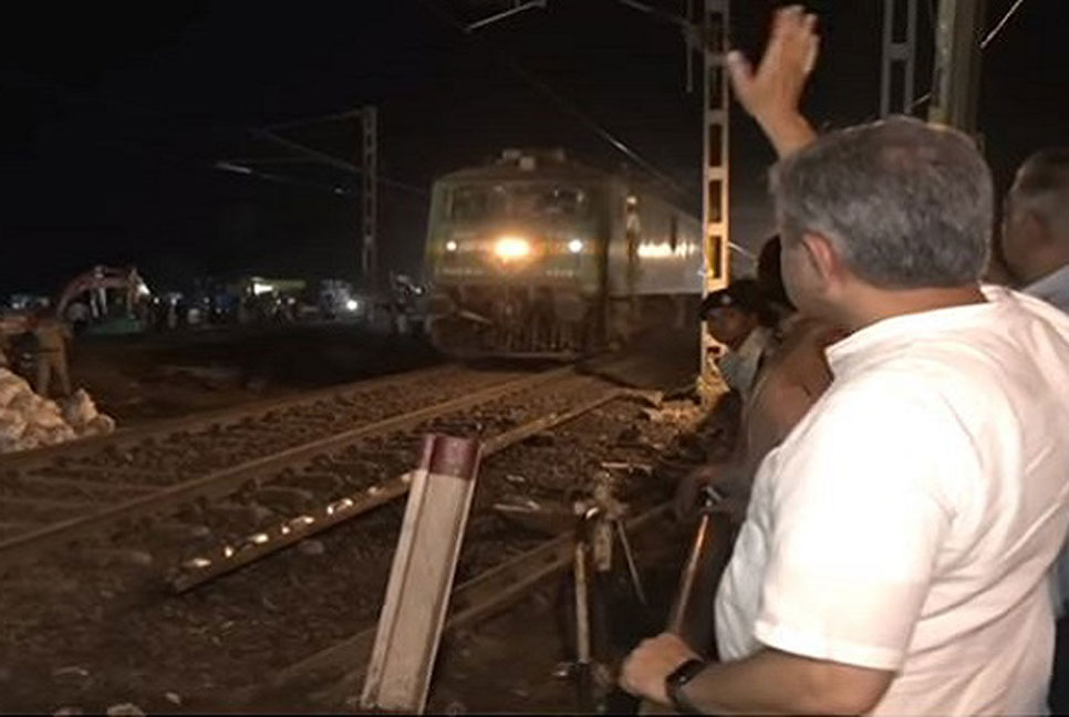 ভয়াবহ দুর্ঘটনা: ৫১ ঘণ্টা পর ভারতের সেই লাইনে ট্রেন চলাচল শুরু