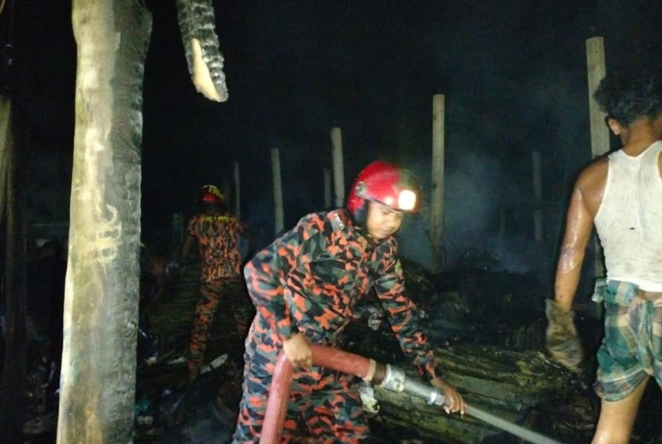 হালুয়াঘাটে মধ্যরাতে আগুনে পুড়ল তিন ব্যবসা প্রতিষ্ঠান 