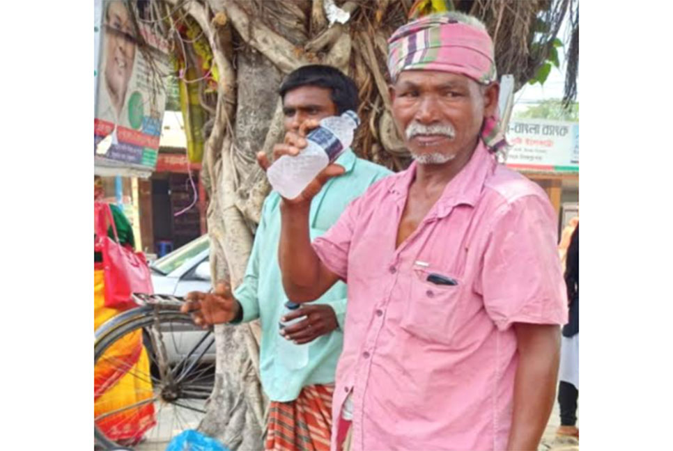 শ্রমজীবীদের তৃষ্ণা মিটাতে ঠান্ডা 
পানির বোতল উপহার