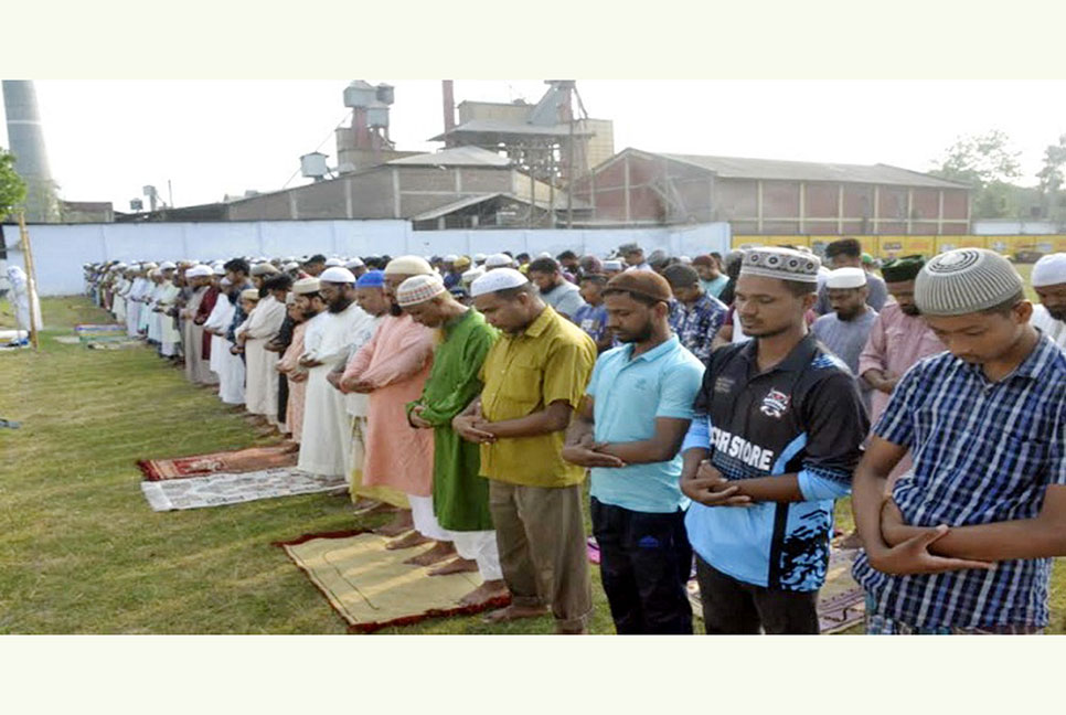 দিনাজপুরে বৃষ্টির আশায় ইস্তিসকার নামাজ আদায়