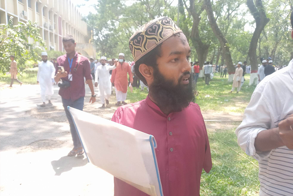 দুই হাত নেই, পায়ে লিখেই ভর্তি পরীক্ষা দিলেন হাবিবুর
