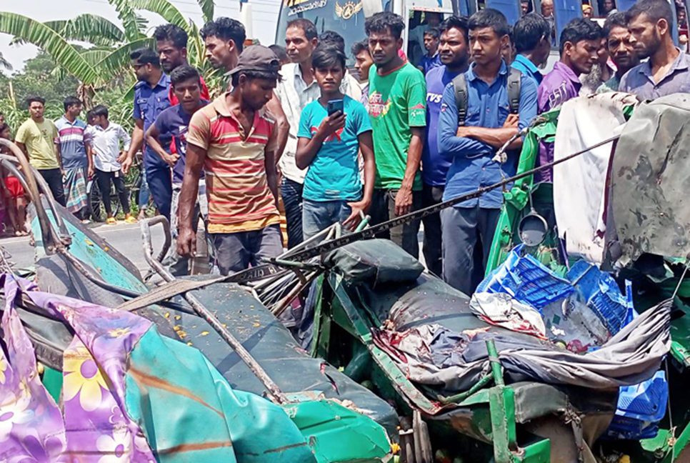 নওগাঁয় ট্রাক-সিএনজি সংঘর্ষে নিহত ৪