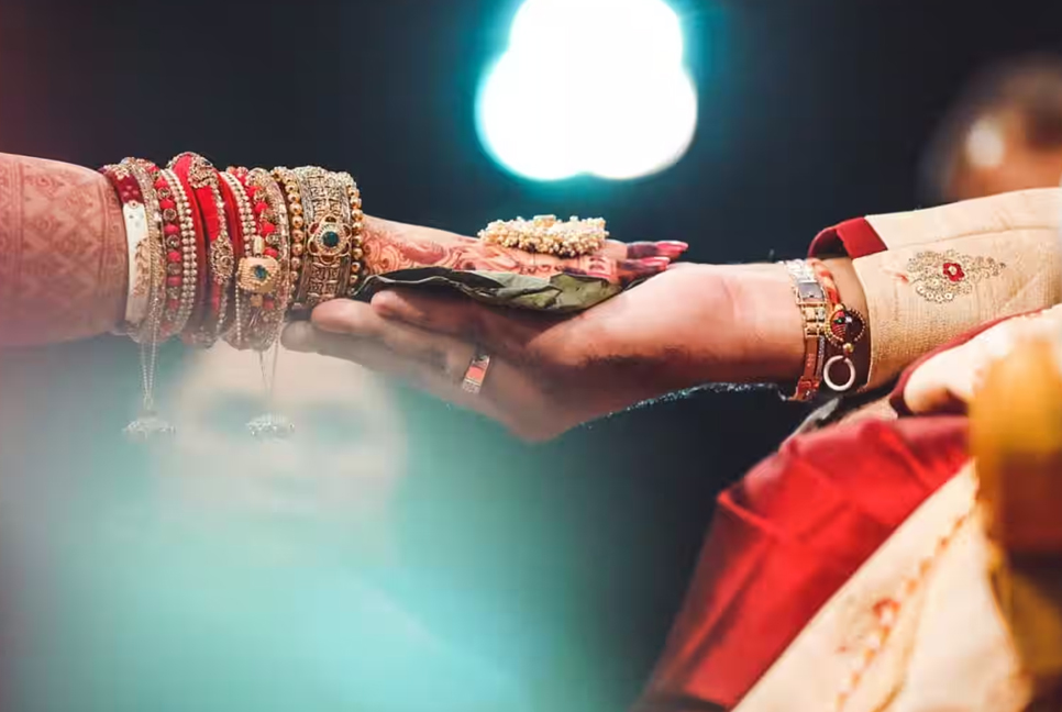 বাসরঘরে হার্ট অ্যাটাকে একই সময়ে স্বামী-স্ত্রীর মৃত্যু, রহস্য উদঘাটন চেষ্টায় পুলিশ