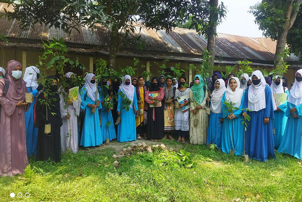 বিশ্ব পরিবেশ দিবসে শিক্ষার্থীদের মাঝে গাছ বিতরণ 
