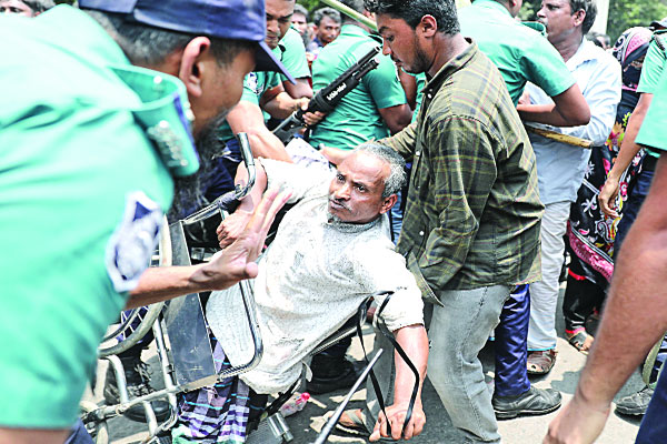 ১১ দফা দাবিতে প্রতিবন্ধী ব্যক্তিরা