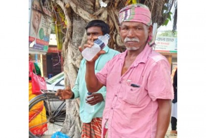 শ্রমজীবীদের তৃষ্ণা মিটাতে ঠান্ডা 
পানির বোতল উপহার