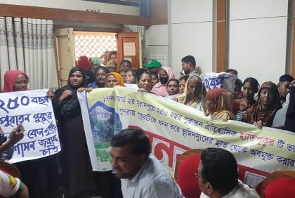 পুকুর বাঁচাতে ডিসি অফিসে পরিবেশের সভায় হঠাৎ ঢুকে পড়েন স্থানীয়রা