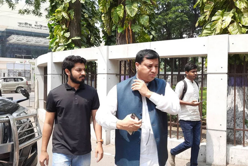 দুদক কার্যালয়ে গাজীপুরের সাবেক মেয়র জাহাঙ্গীর