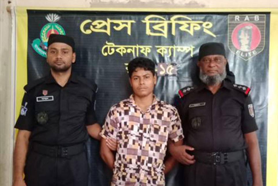 টেকনাফে বিপুল পরিমাণ বিদেশি বিয়ার ও ইজিবাইক জব্দ, আটক ১