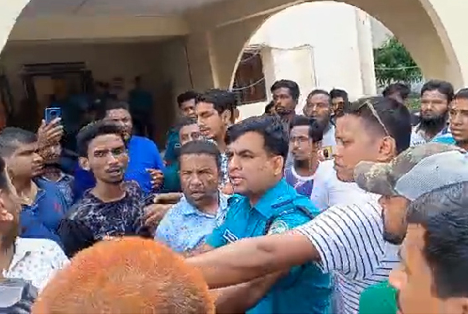 হুমকির বিচার চাইতে কর্মীসহ থানায় কাউন্সিলর প্রার্থী, পুলিশের সামনে চেপে ধরল কলার