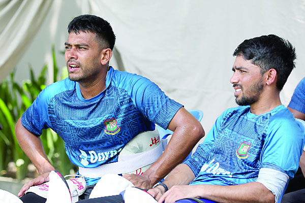 অনুশীলনে মেহেদী হাসান মিরাজ ও মুমিনুল হক