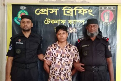 টেকনাফে বিপুল পরিমাণ বিদেশি বিয়ার ও ইজিবাইক জব্দ, আটক ১
