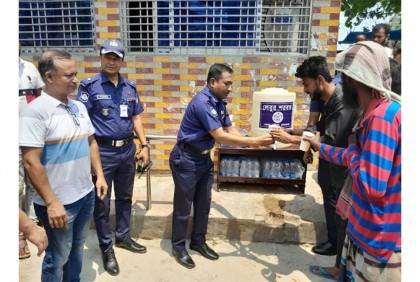 
চুয়াডাঙ্গায় পথচারীদের মাঝে শরবত বিতরণ