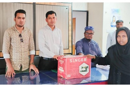 দুস্থদের মাঝে জাকাত তহবিলের নগদ অর্থ বিতরণ