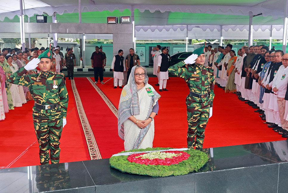 ঐতিহাসিক ছয় দফা দিবসে বঙ্গবন্ধুর প্রতিকৃতিতে প্রধানমন্ত্রীর শ্রদ্ধা