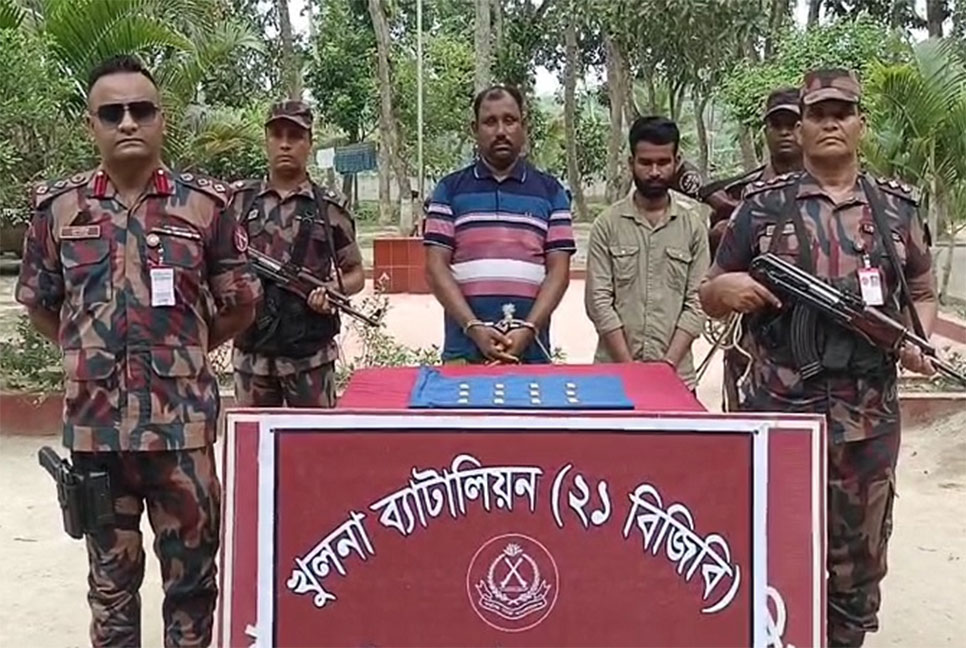 শার্শা সীমান্তে স্বর্ণের বারসহ দুই শীর্ষ পাচারকারী আটক