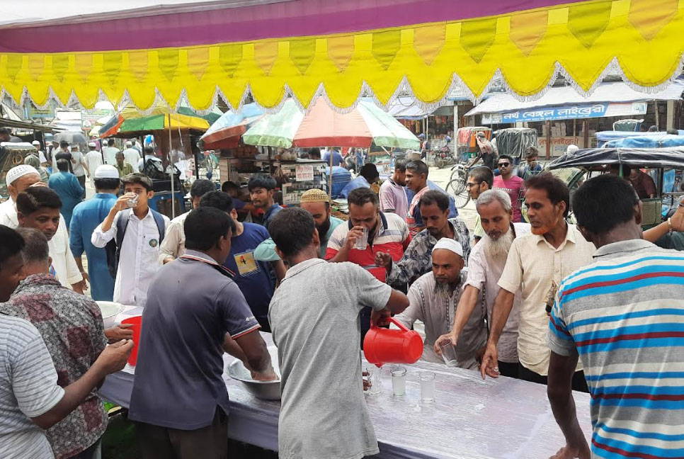 গরমে অতিষ্ঠ সাধারণ মানুষদের বিনামূল্যে খাওয়ানো হচ্ছে  স্যালাইন ও লেবু মিশ্রিত ঠান্ডা পানি
