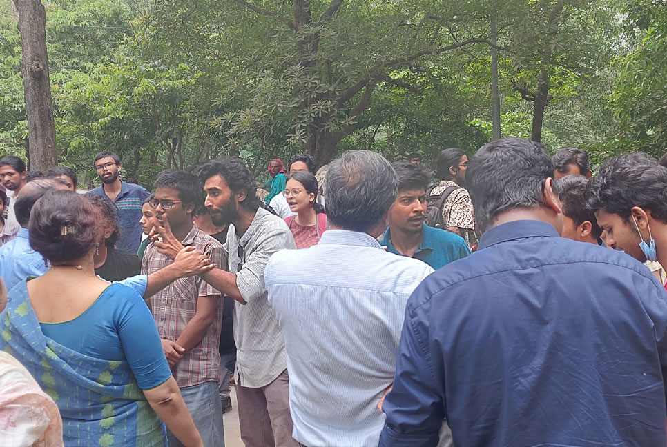 জাবিতে ছাত্রলীগের হামলার ঘটনায় তদন্ত কমিটি, তোপের মুখে উপাচার্য

