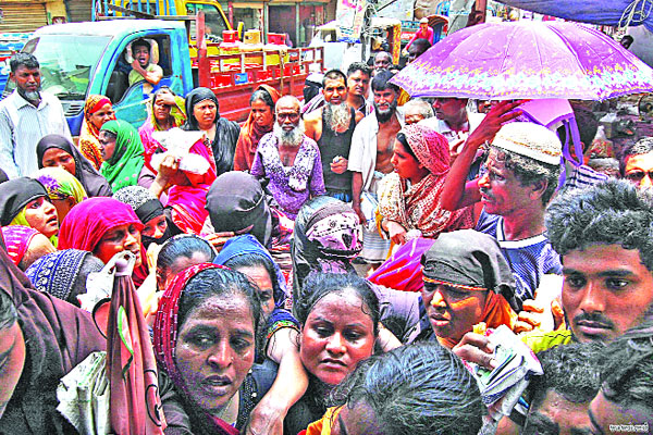 দীর্ঘ লাইনে দাঁড়িয়ে টিসিবি পণ্য সংগ্রহ