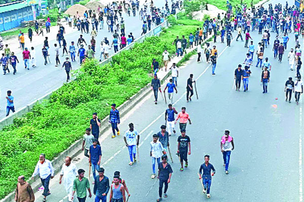 মহাসড়কে সাড়ে ৩ ঘণ্টা নৈরাজ্য