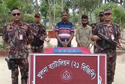 শার্শা সীমান্তে স্বর্ণের বারসহ দুই শীর্ষ পাচারকারী আটক