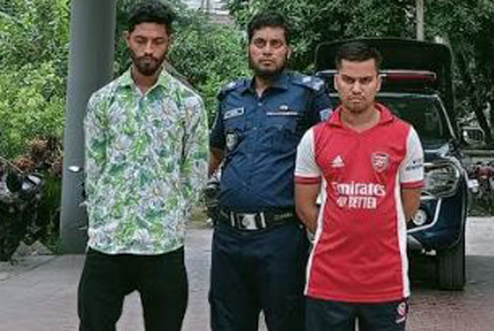 স্কুলছাত্রীকে ইভটিজিং করায় দুই বখাটে গ্রেফতার