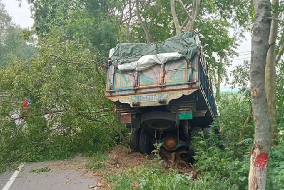 গোপালগঞ্জের ট্রাকের ধাক্কায় হেলপার নিহত
