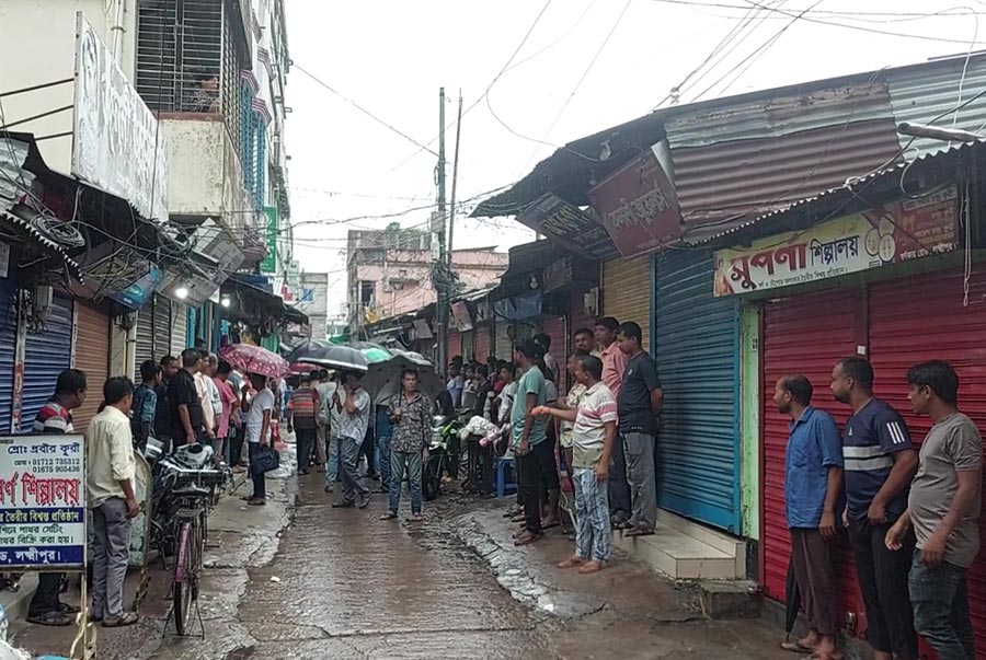 স্বর্ণের দোকানে ডাকাতির ঘটনায় ব্যবসায়ীদের অবস্থান ধর্মঘট  