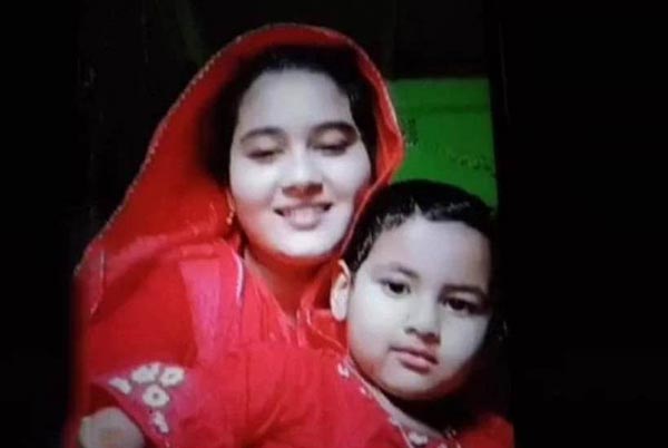 মায়ের পাশে পড়ে ছিল মেয়ের লাশও