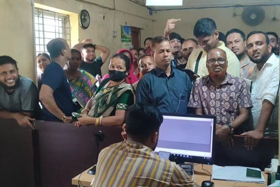 সার্ভার জটিলতায় আখাউড়া ইমিগ্রেশনের কার্যক্রম ব্যাহত, ছয় ঘণ্টা পর স্বাভাবিক