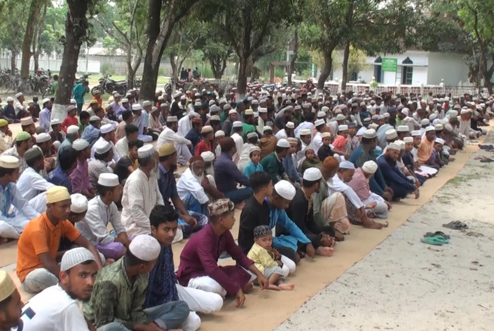 নীলফামারীতে বৃষ্টির জন্য প্রার্থনা করে নামাজ আদায়