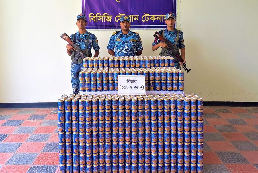 নাফনদীতে কোস্টগার্ডের অভিযানে বিপুল পরিমাণ বিদেশী বিয়ার জব্দ 