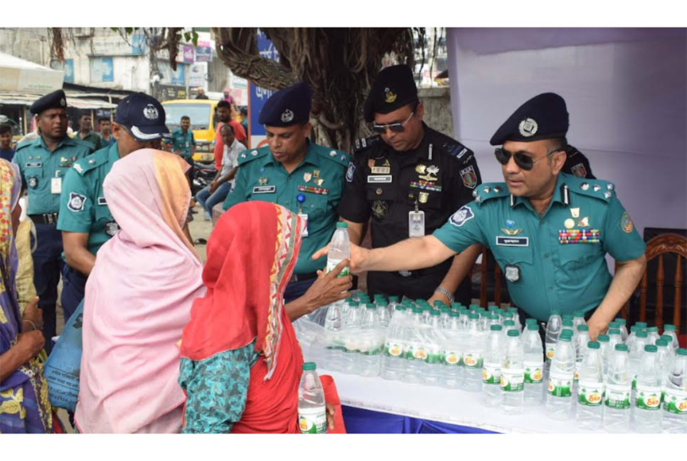তৃষ্ণার্ত মানুষের মাঝে র‌্যাব-পুলিশের স্যালাইন পানি বিতরণ