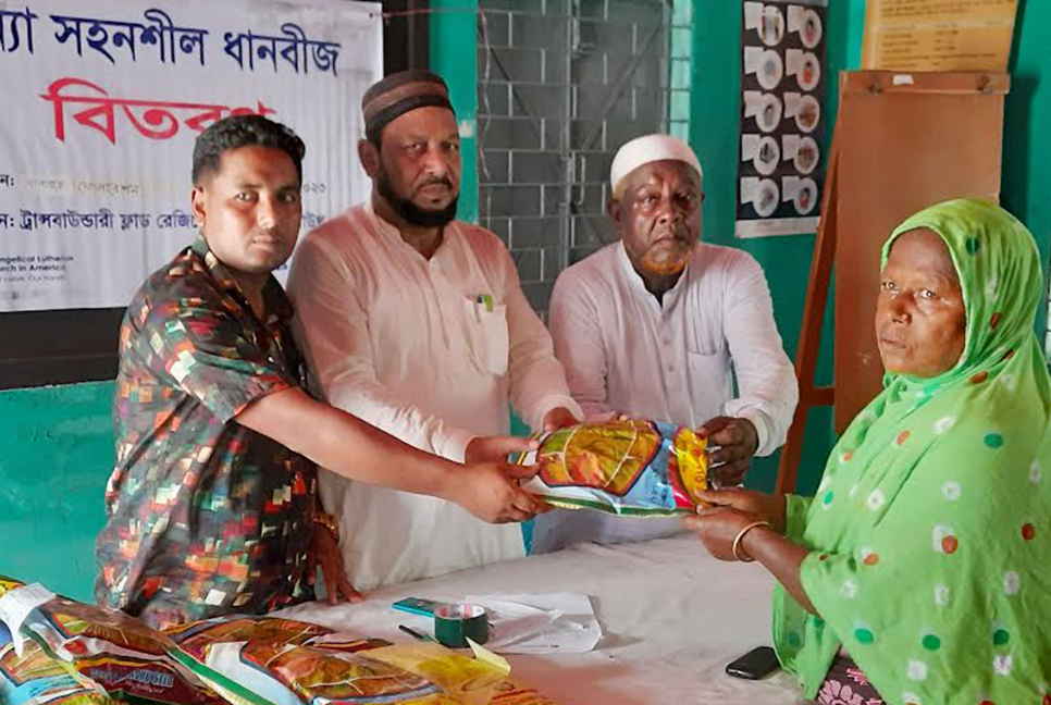 কুড়িগ্রামে বন্যা সহনশীল ধান বীজ বিতরণ