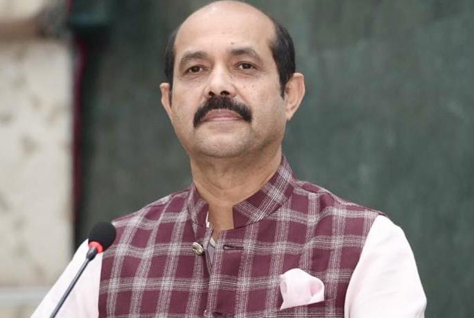 কারওয়ান বাজার ভেঙে পড়লে দায় ব্যবসায়ীদের : মেয়র আতিক 

