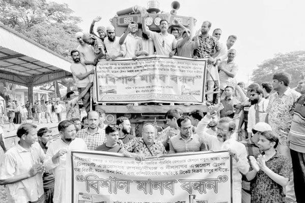 যাত্রাবিরতির দাবিতে ট্রেন থামিয়ে বিক্ষোভ