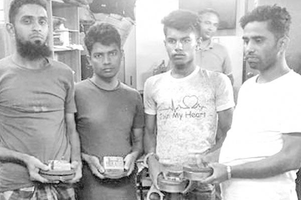 পণ্য নকল করে বিক্রির অভিযোগে গ্রেফতার ৪