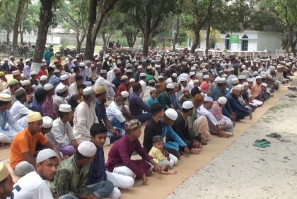 নীলফামারীতে বৃষ্টির জন্য প্রার্থনা করে নামাজ আদায়