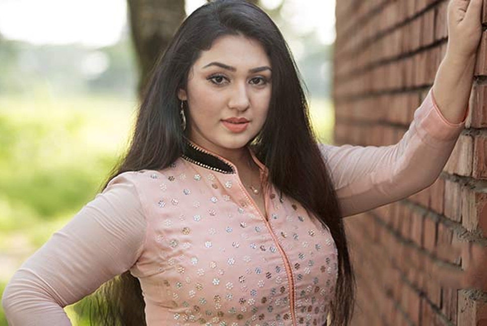 শাকিব খান ছাড়া অন্যদের নিয়ে একদমই চিন্তিত নই : অপু বিশ্বাস
