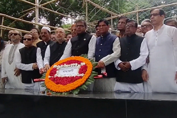 বঙ্গবন্ধুর প্রতিকৃতিতে ঢাকা জেলা আওয়ামী লীগের শ্রদ্ধা
 