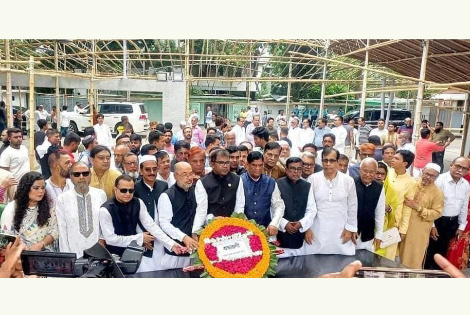 বঙ্গবন্ধুর প্রতিকৃতিতে ঢাকা জেলা আওয়ামী লীগের শ্রদ্ধা