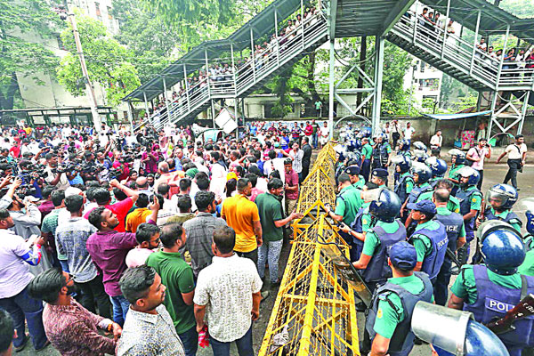 বিদ্যুৎ অফিসমুখী বিক্ষোভে বাধা